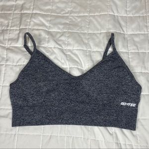 BO+TEE DRIVE SEAMLESS V NECK SPORTSBRA